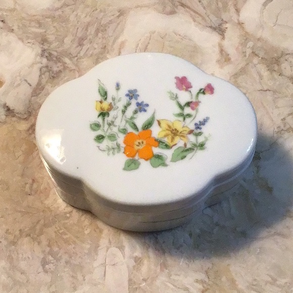 Floral Porcelain Trinket Box - Picture 1 of 7